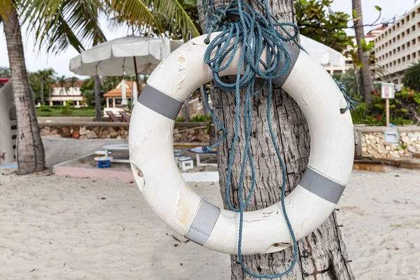 Lifebuoys Untuk Wisatawan Disiapkan Pantai Depan Hotel Resor — Stok Foto