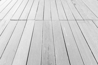 Evin dışındaki balkonda beyaz ahşap zemin ve arka plan pürüzsüz.