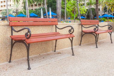 Kahverengi demir ve ahşap banklar Gölgeli bir parkta