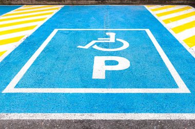 Engelliler için binanın dışına park etmek boş