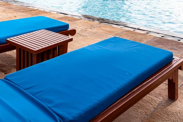 Leere Sonnenliegen Pool Des Hotels Zur Linderung Der Epidemie — Stockfoto