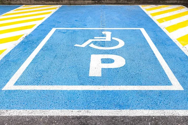 Aparcamiento Fuera Del Edificio Para Personas Con Discapacidad Está Vacío —  Fotos de Stock