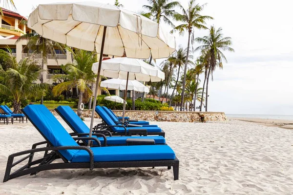 Lege Ligbedden Aan Het Strand Van Het Hotel Ter Verlichting — Stockfoto