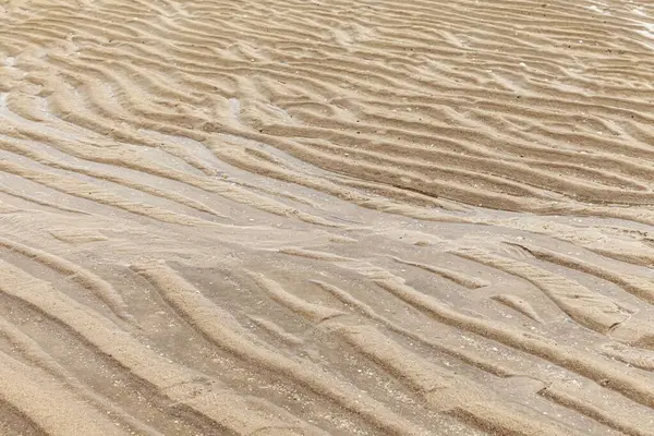 Ljusbrun Sand Lockar Efter Havet Vatten Avtar Mönster Och Bakgrund — Stockfoto