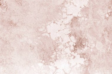 Eski beton duvar kahverengiye boyanmış, boyanın deseni soyulmuş.