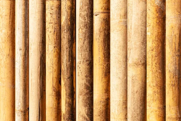 茶色の古い竹のフェンスのテクスチャと背景シームレス — ストック写真