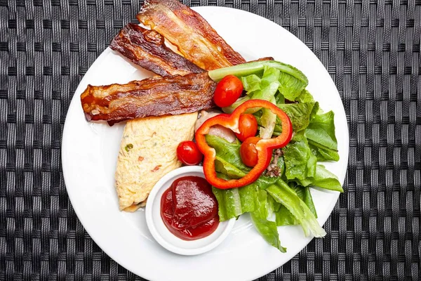 Petit Déjeuner Occidental Œufs Brouillés Bacon Légumes Frais Avec Sauce — Photo