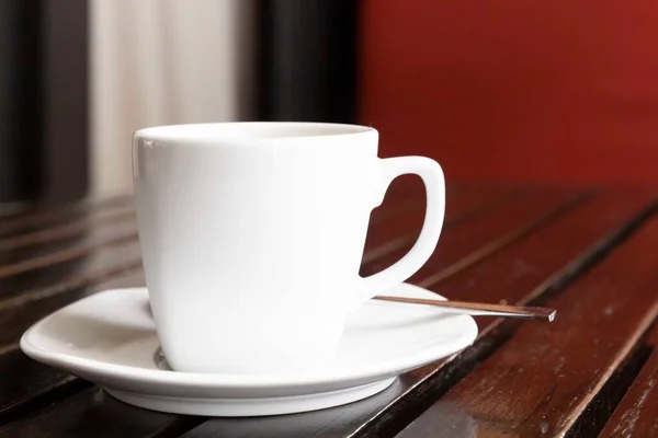 茶色い木のテーブルに置かれたコーヒーマグカップ — ストック写真