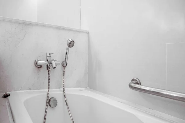 Dairedeki Küçük Bir Banyoda Banyo Küveti — Stok fotoğraf