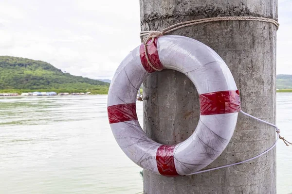 Lifebuoys Untuk Wisatawan Disiapkan Pantai Depan Hotel Resor — Stok Foto