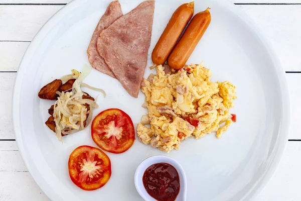 Western Breakfast Scrambled Eggs Bacon Fresh Vegetables Tomato Sauce — Stock Photo, Image