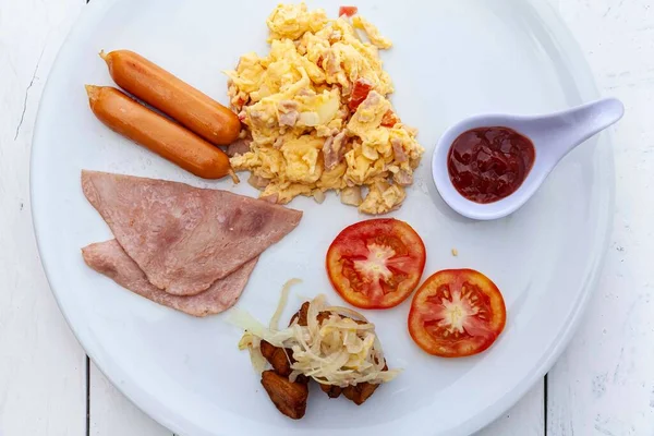 Western Breakfast Scrambled Eggs Bacon Fresh Vegetables Tomato Sauce — Stock Photo, Image