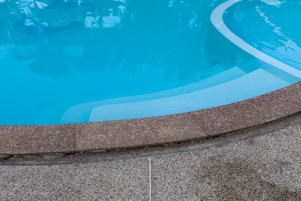 Groot Zwembad Bruine Stenen Vloer Villa — Stockfoto