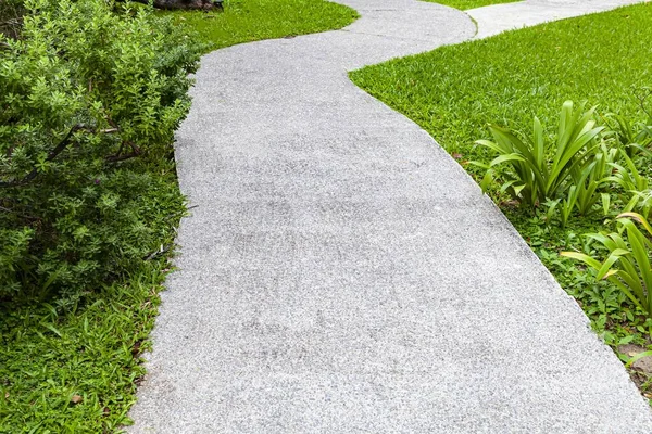 Yaz Yeşil Bahçesinde Uzun Beton Yol — Stok fotoğraf