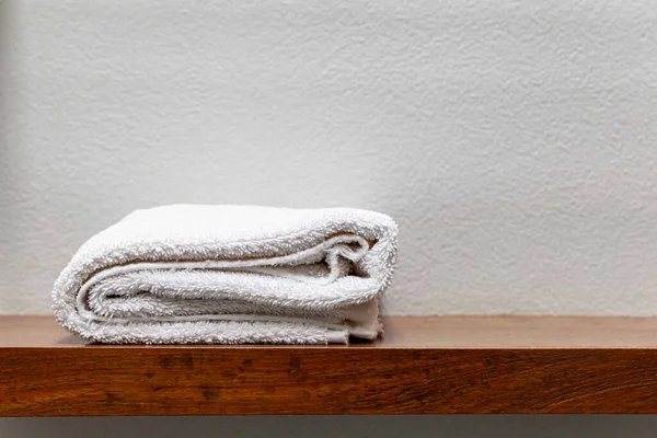 Toalhas Brancas Dobradas Uma Prateleira Madeira Banheiro — Fotografia de Stock