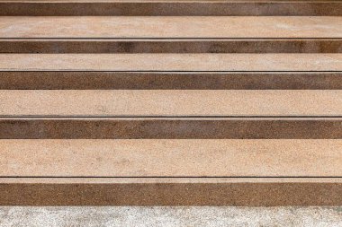 Antika kahverengi granit kaplamalı dış merdivenler inşa ediyor.