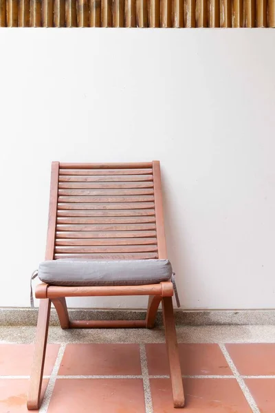 Cadeiras Madeira Marrom Almofadas Cinza Varanda — Fotografia de Stock