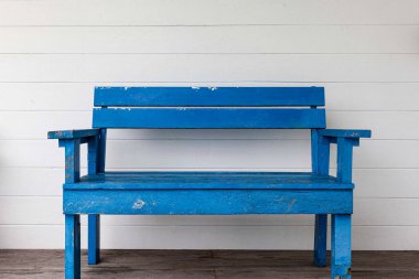 Ahşap bir evin balkonunda boş, uzun, ahşap bir bank.