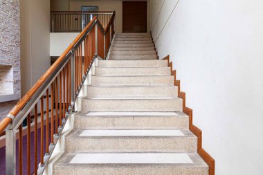 Binanın üst katına çıkan taş merdivenler.