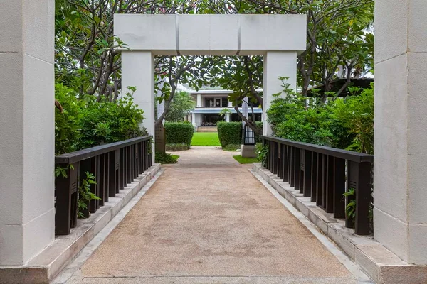 Uma Ponte Pedra Marrom Cruza Uma Lagoa Jardim Tropical — Fotografia de Stock