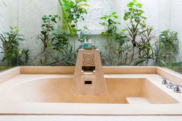 Egy Nagy Barna Fürdőkád Egy Luxus Fürdőszobában — Stock Fotó