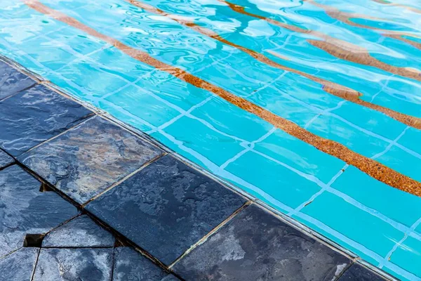 Geniş Yüzme Havuzu Villanın Içinde Kahverengi Taş Zemin — Stok fotoğraf