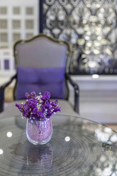 Flores Plástico Púrpura Jarrón Vidrio Decorar Sala Estar Una Casa —  Fotos de Stock