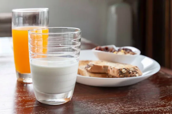 Set Colazione Occidentale Latte Fresco Succo Arancia Appena Spremuto Cornflakes — Foto Stock