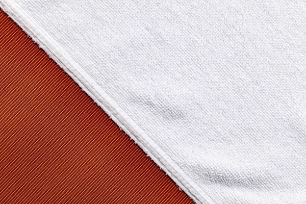 干净的白色毛巾折叠在棕色沙发上 — 图库照片