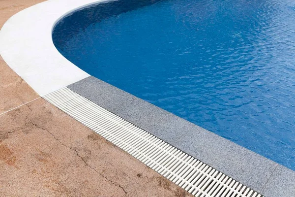 Amplia Piscina Suelo Piedra Marrón Dentro Villa — Foto de Stock