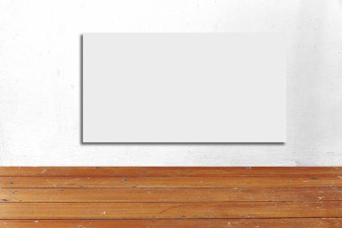 Binanın dışındaki beyaz beton duvarda büyük boş bir ilan panosu var.