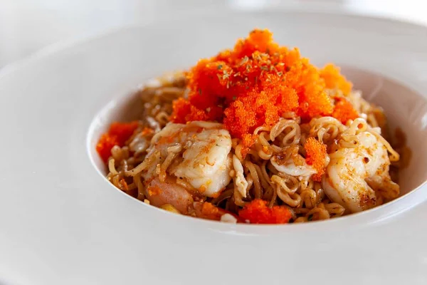 Plato Fideos Instantáneos Salteados Con Camarones Frescos Ebiko — Foto de Stock