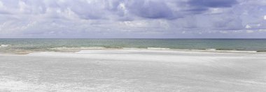 Beyaz kumlu tropik cennet plajı, seyahat turizmi için geniş panorama arka planı. Lüks tatil ve tatil afişi, tropikal deniz manzarası. Güzel sahil doğa tasarımı