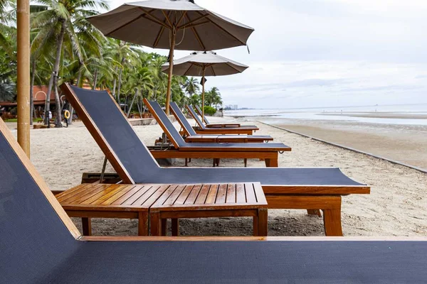 Lege Ligbedden Aan Het Strand Van Het Hotel Ter Verlichting — Stockfoto