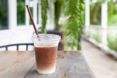 Plastik bardakta buzlu kapuçino.