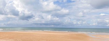 Beyaz kumlu tropik cennet plajı, seyahat turizmi için geniş panorama arka planı. Lüks tatil ve tatil afişi, tropikal deniz manzarası. Güzel sahil doğa tasarımı