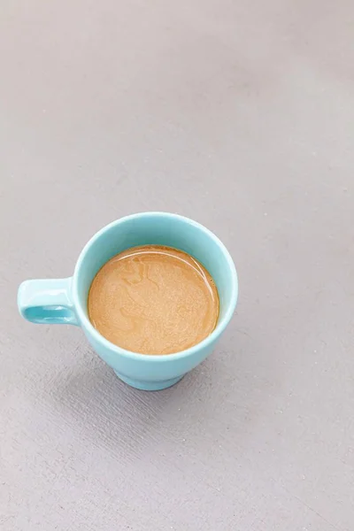 Der Kaffeebecher Auf Der Steinernen Tischplatte — Stockfoto