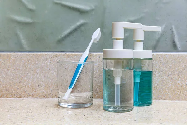 シャワーでシャンプーとボディウォッシュ用のクリアプラスチックボトル — ストック写真