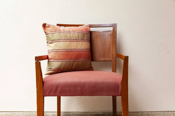 Cadeiras Madeira Marrom Almofadas Marrons Varanda — Fotografia de Stock