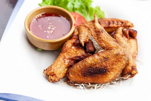 Vorspeisen Gebratene Chicken Wings Mit Chili Sauce — Stockfoto