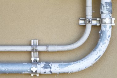 bir duvar üzerinde oluk