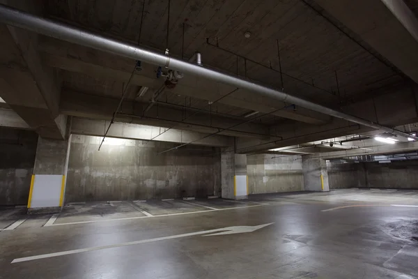 Estacionamento garagem interior subterrâneo — Fotografia de Stock