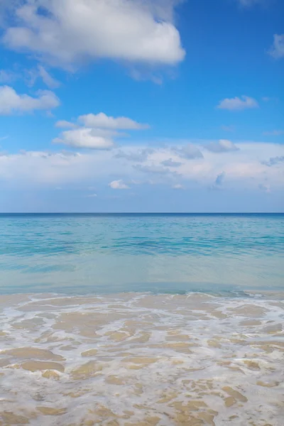 Nubes en el cielo azul y el mar — Foto de Stock