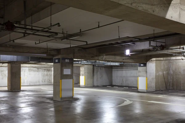 Parcheggio garage interno sotterraneo — Foto Stock