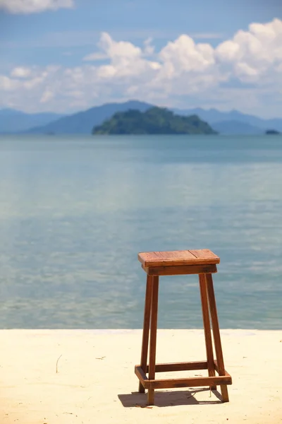 Kum plajı üzerinde ahşap sandalye — Stok fotoğraf