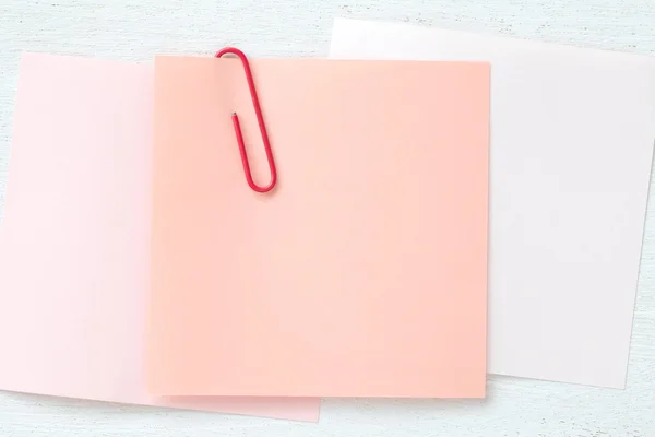 Papel de nota rosa en blanco — Foto de Stock