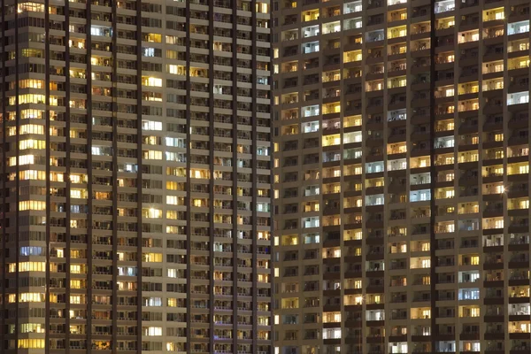 Moderno condominio alto por la noche — Foto de Stock