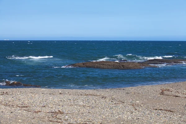 Sandstrand og blå himmel – stockfoto