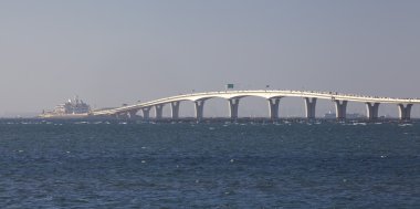 Deniz üzerine köprü