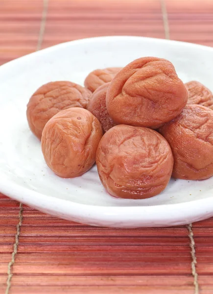 Ciruela japonesa de sal o ciruela en escabeche —  Fotos de Stock